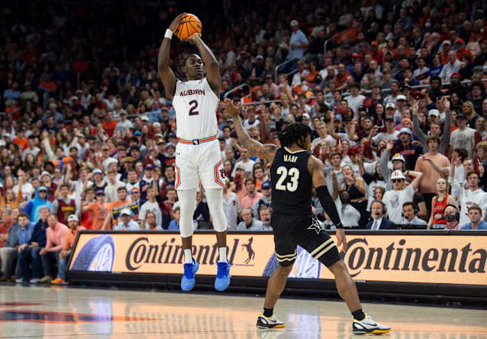 Auburn Tigers forward Jaylin Williams (2) takes a jump shot at Auburn Arena in Auburn, Ala., on Wednesday, Feb. 16, 2022. Auburn Tigers lead Vanderbilt Commodores 42-38 at halftime.